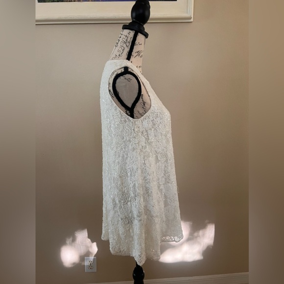 Carmen Marc Valvo White Lace Sheath Dress with white embellishment - Size S - Picture 3 of 10